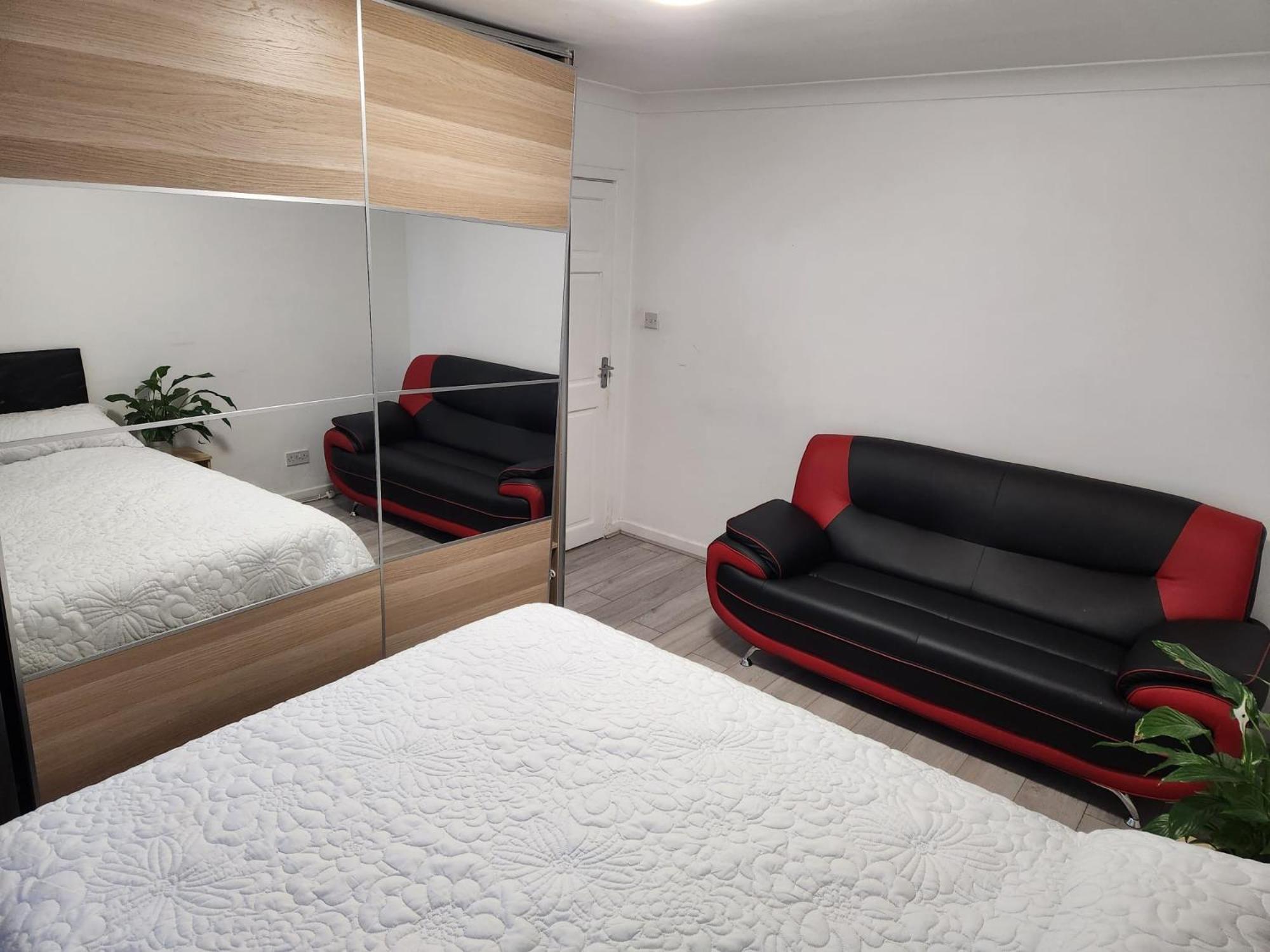 Bed and Breakfast Rubies, Firs Road, Сейл Экстерьер фото