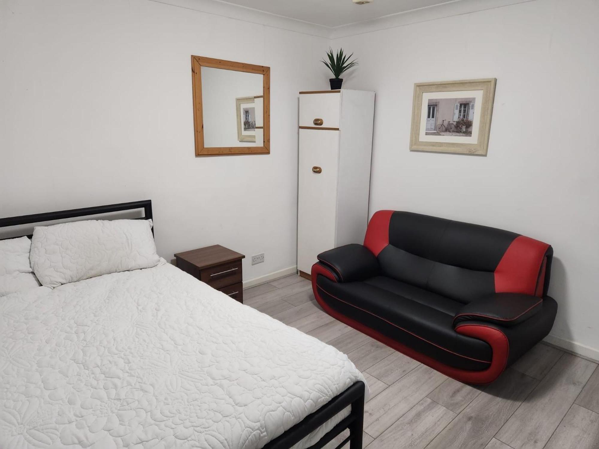 Bed and Breakfast Rubies, Firs Road, Сейл Экстерьер фото